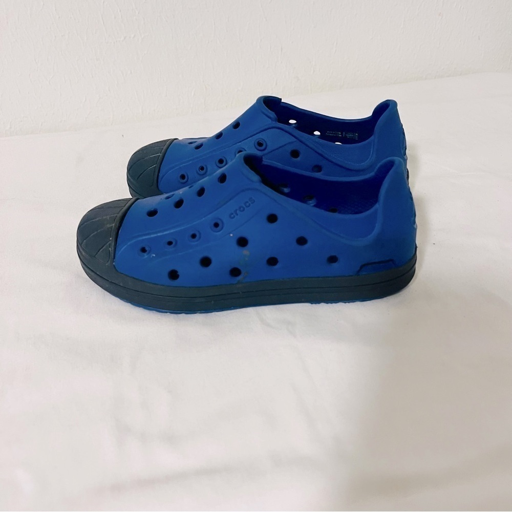Crocs Kids' Bump-It Shoe Size J2 Blue/Navy Everyday Casual Beach Vacation Water